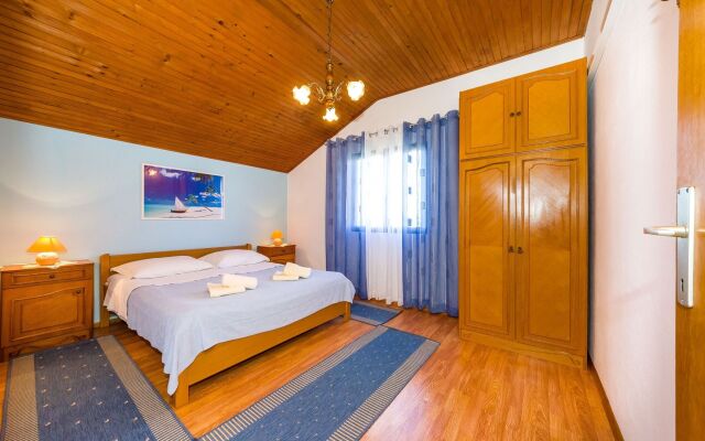 Apartment Matkos - with garden and terrace A1 Nin, Zadar riviera