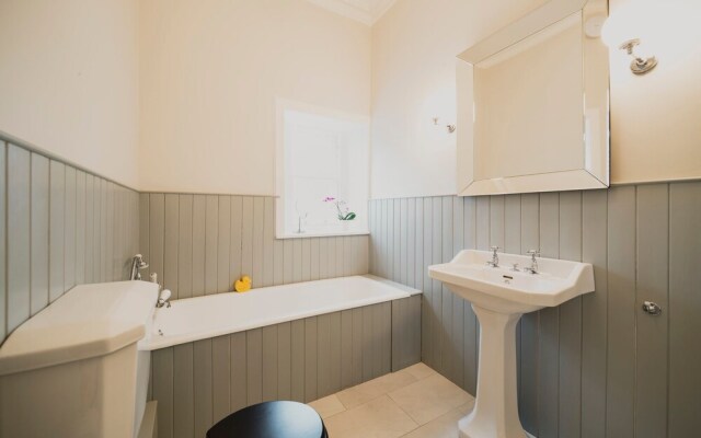 Beautiful 3 Bedroom Georgian Townhouse With Parking