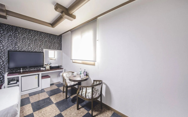 Hotel I-Zone