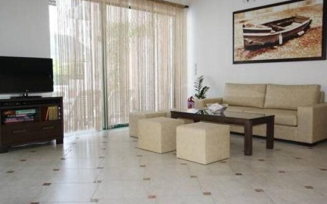 Konstantinos Hotel & Apartments