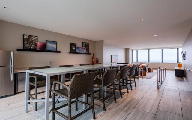 CozySuites | TWO Stunning Condo with SKY POOL