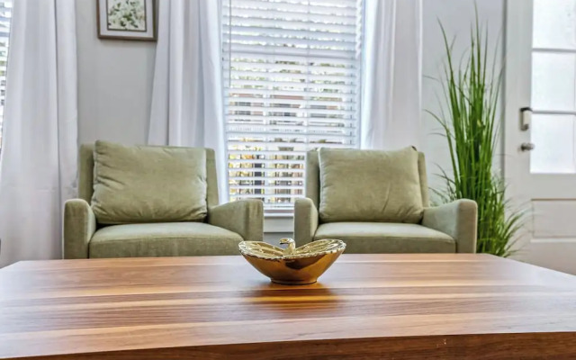 Spacious 4BR Condo with Pool