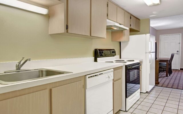 Howard Johnson Express Inn And Suites Lakes Front