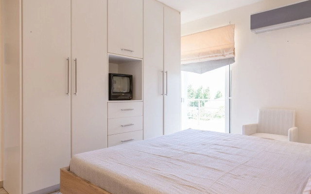 Santa Barbara lux studio in Marathonas
