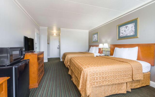 Days Inn & Suites by Wyndham Columbus East Airport