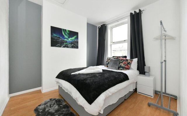 Impeccable 4-bed House in Brixton, London