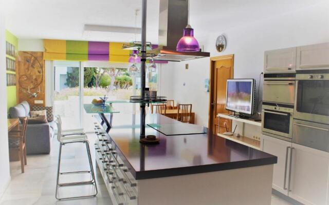 Alcazaba Beach Apartment 3302