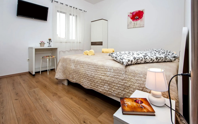 Apartments & Rooms Chiara