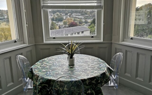 Upmarket 2 Bedroom Apartment With sea Views