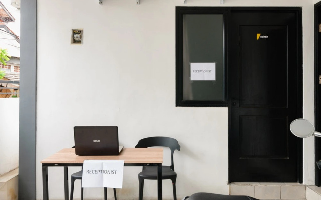 RedDoorz @ Flamboyan Harapan Indah – Guest Rooms – Bekasi