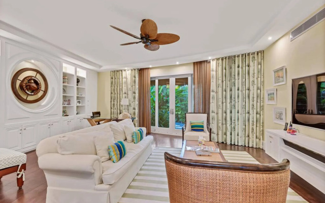 Dazzling Beachfront Villa With Swim-up Bar