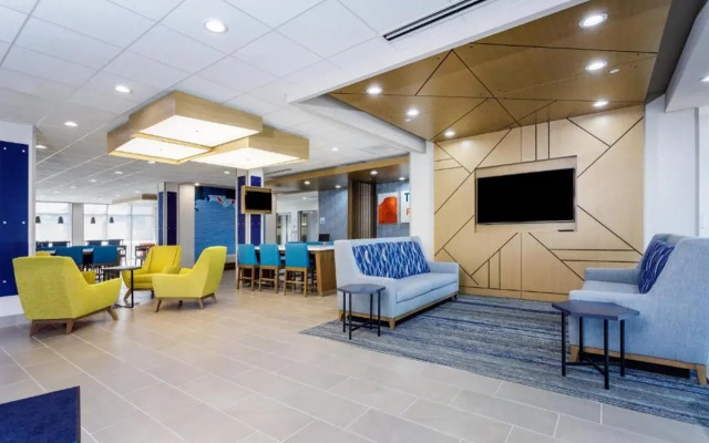 Holiday Inn Express & Suites Tampa Stadium – Airport Area by IHG