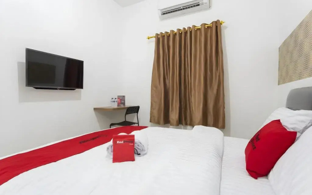 RedDoorz Plus @ Boulevard Residence BSD