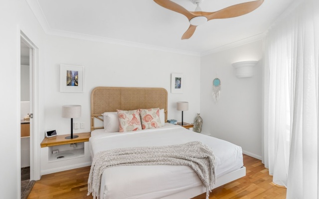 Belle Escapes - Sapphire Suite Absolute Beachfront Alamanda Resort 17 – Guest Rooms – Cairns