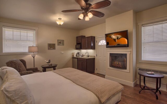 Serenity Bliss - Downtown Retreat with Pool & Hot Tub