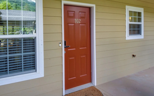 Clayton Resort Getaway w/ Pool Access, Pickleball!