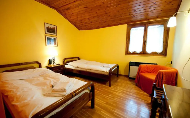 To Balcony tis Agorianis