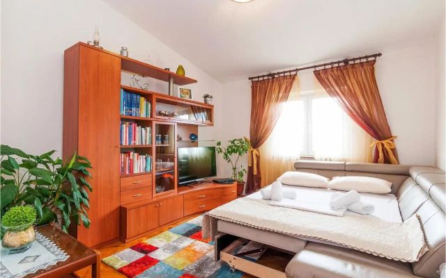 Three-Bedroom Apartment in Rovanjska