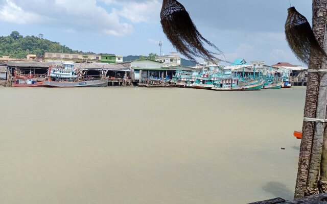Rub Lom Chom Klong  by Fisherman Village