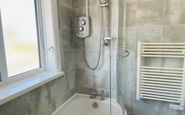 Family 4-bed Apartment in Dawlish With Sea View
