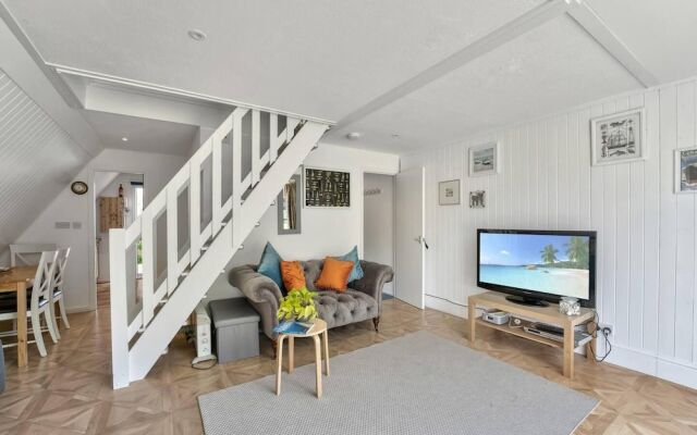 The Lookout, Sunny Beach Retreat, Sleeps 5 Guests