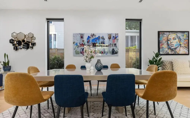 Luxury Clarendon 4-BR Homestay - McVeigh