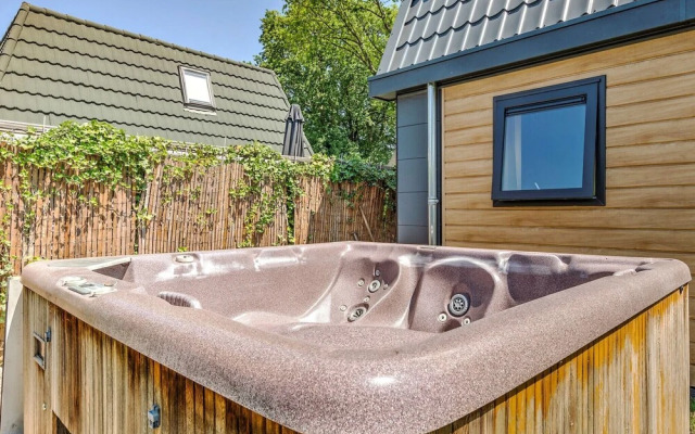 Beautiful Bungalow with Hot Tub in Kaatsheuvel