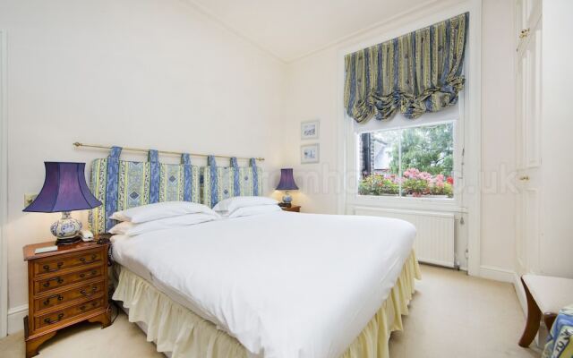 Brunswick Gardens - Cosy Apartment in a Cherry Tree Lined Street- Notting Hill