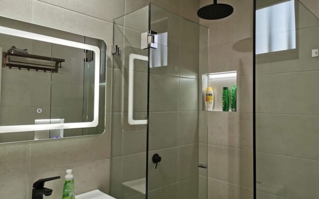 Serviced Waterfront Whole Villa Sydney