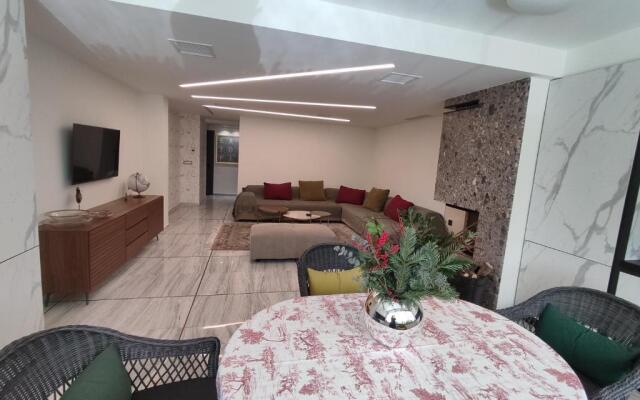 Sandy's Superior Suite