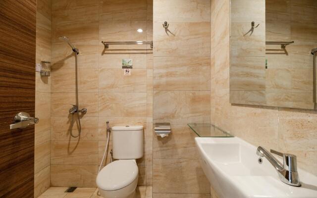 RedDoorz Plus near Lippo Mall Kemang 2