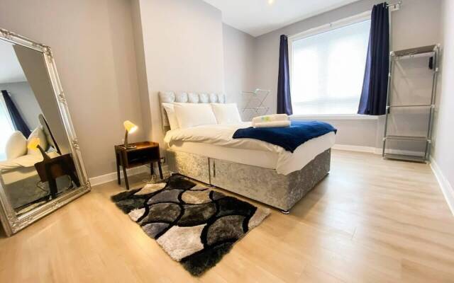 Striking & Elegant 2BR Flat - Free Street Parking