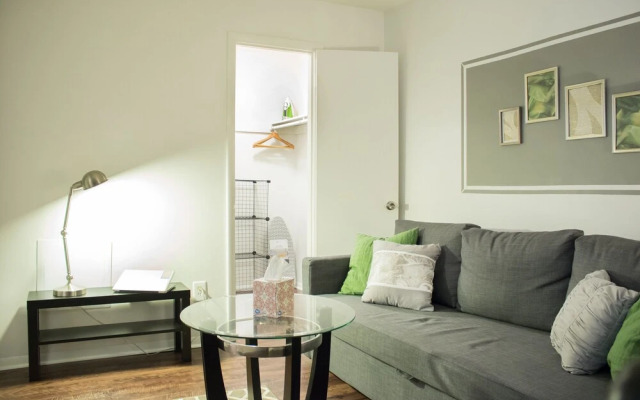 Luxury 2 Bed Condo Near Downtown