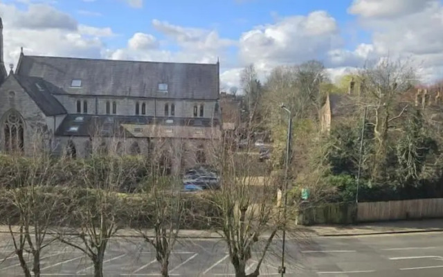 Brondesbury Apartment