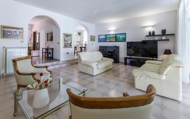Awesome Home in Umag With 4 Bedrooms, Jacuzzi and Wifi
