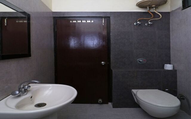 OYO 389 Hotel Applee Inn
