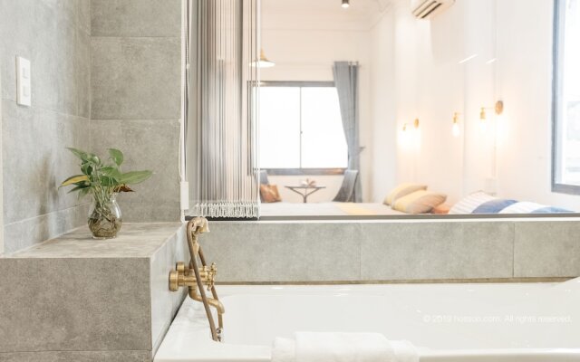 Parfait Studio private Balcony CBD