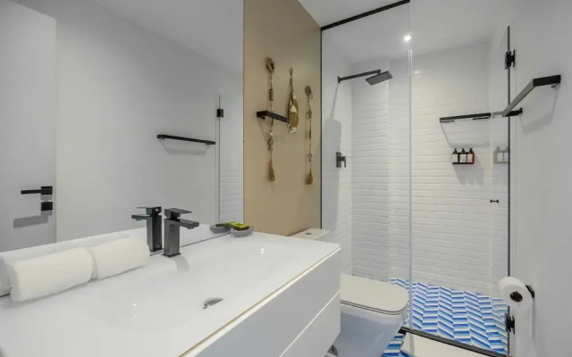 w Spectacular 2BR in Plaza Herrera