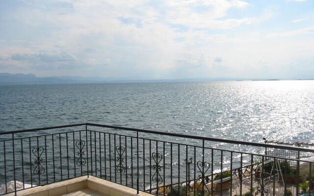 Artemis Hotel