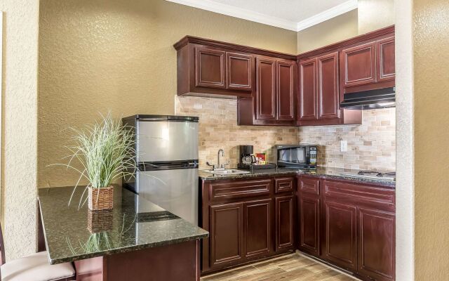 Comfort Suites Houston IAH Airport - Beltway 8
