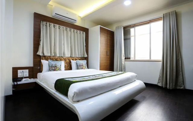 OYO 10677 Hotel Monarch Guestline