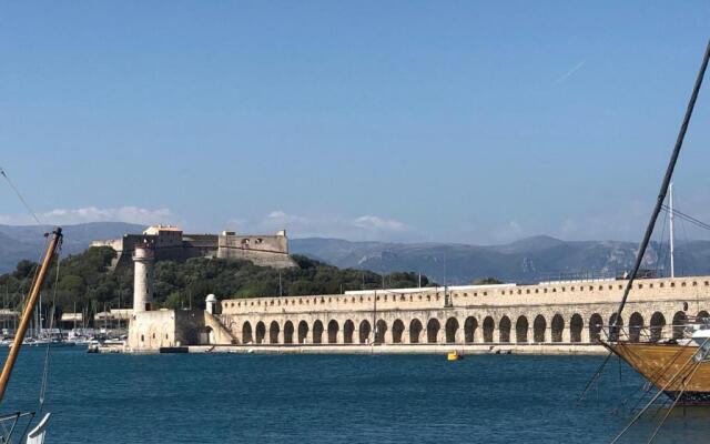 Vieil Antibes, ravissant 2p avec petite terrasse