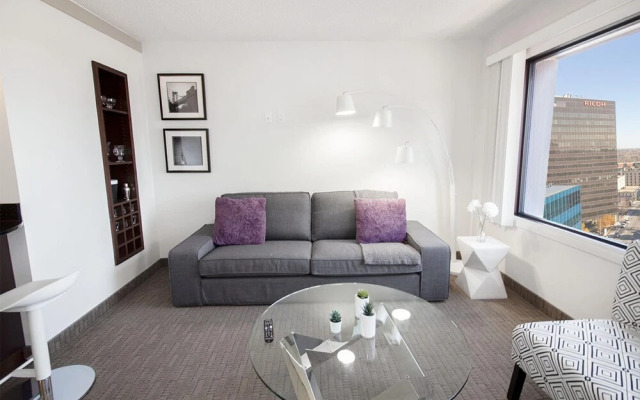 Modern Downtown One-bedroom Suite With Parking