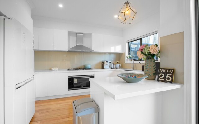 AUJOY 4 Bed Townhouse Burwood 2