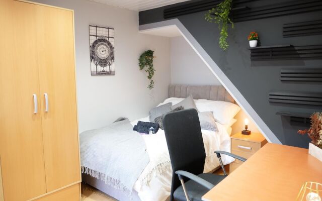Stunning 5-bed House in Liverpool! Great Location!