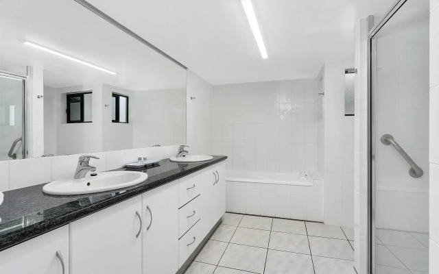 Roydon Beachfront Apartments