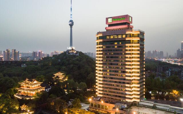 Holiday Inn Riverside Wuhan by IHG