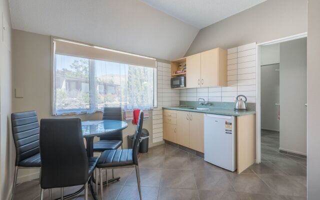 Manuka Crescent Motel