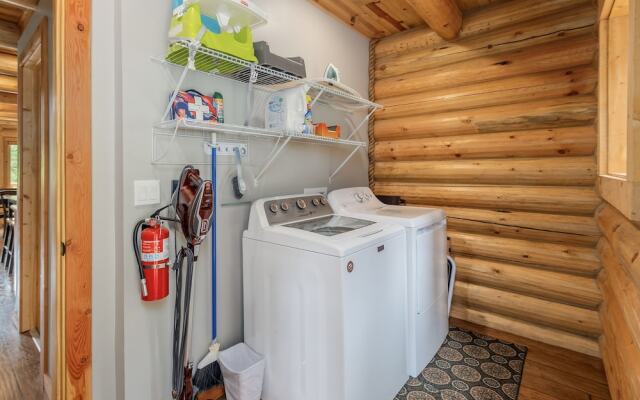 Bearfoot Chalet 3 Bedroom Home by NW Comfy Cabins