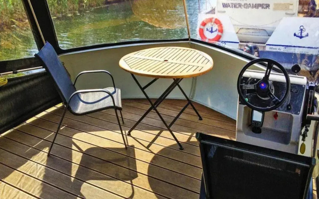 Hausboot auf der Peene, Demmin